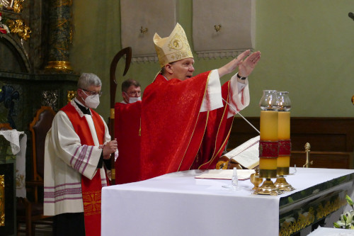 bogosawicy biskup Turzyski, w tle pozostali ksia, jeden trzymajcy pastora biskupa