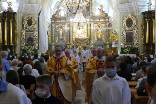 ksia oraz ministranci wychodzcy z Najwitszym Sakramentem z kocioa