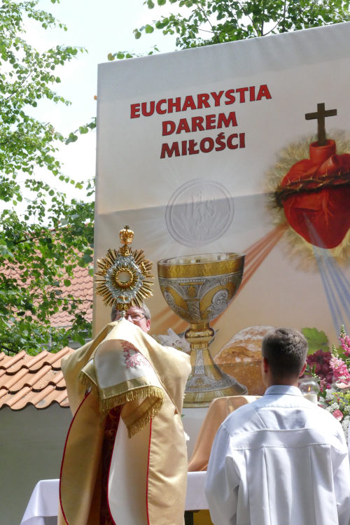 Proboszcz trzymający Najświętszy Sakrament przed ostatnim Ołtarzem przed klasztorem.