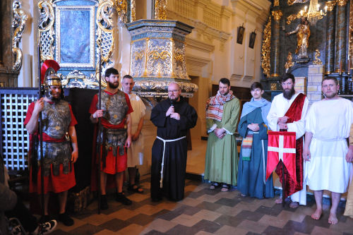 Aktorzy wraz z Ojcem Franciszkaninem mówiącym do mikrofonu.