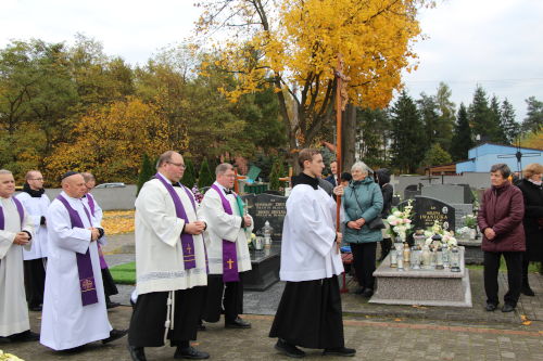 Procesja na cmentarzu w Smardzewicach. Pierwszy idzie Franciszkanin z krzyem. Za nim id Ksia z zaoonymi purpurowymi stuami.