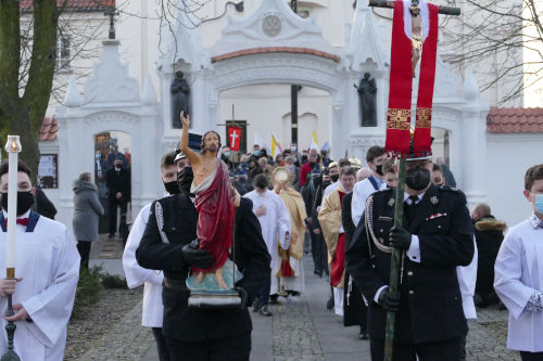 Procesja Rezurekcyjna wychodzca przed koci wraz z Najwitszym Sakramentem.