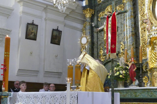 Kapłan podnoszący Najświętszy Sakrament nad Ołtarzem