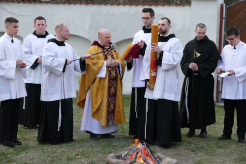 Kapan dokonujcy powicenia ognia oraz Paschau w asycie kilku ministrantw oraz zakonnikw.