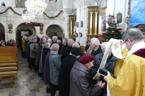 Jubilaci stojcy parami na rodku kocioa. S zwrceni twarzami do siebie. Nastpuje odnowienie przyrzecze maeskich w obecnoci Proboszcza.