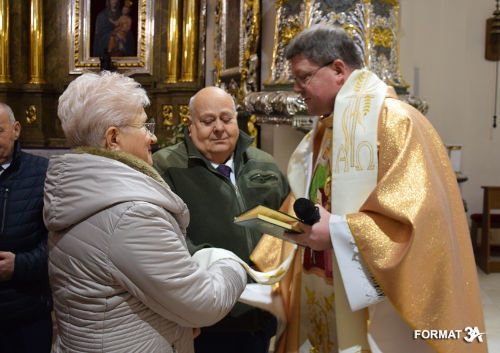 Dwoje jubilatw odnawiajcych swoje przyrzeczenia maeskie w obecnoci o. Mariusza Kapczyskiego.