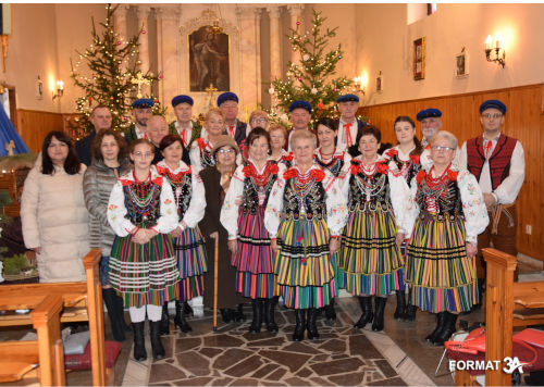 Czonkowie zespou Sami Swoi stojcy przed Otarzem w kaplicy w. Wacawa.