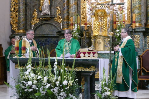 Trzech Ksiy stojcych przy Otarzu w zielonych ornatach.