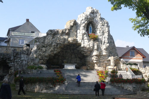 Skaa z figurk w. Maryi w zagbieniu oraz z otarzem w wikszym zagbieniu, do ktrego prowadz schody. Po schodach wchodz ludzie. Za ska widoczne dwa budynki.