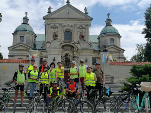 grupa pielgrzymkowa na schodach przed Sanktuarium witej Rodziny w Studziannie